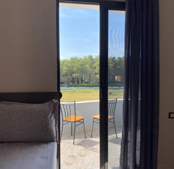 Quarto Triplo Estandar com Sacada, Grey Villa