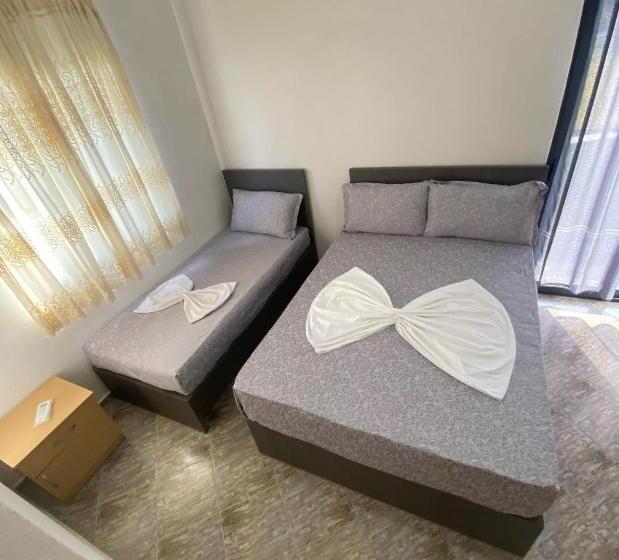 Habitació Triple Estàndard amb Balcó, Grey Villa