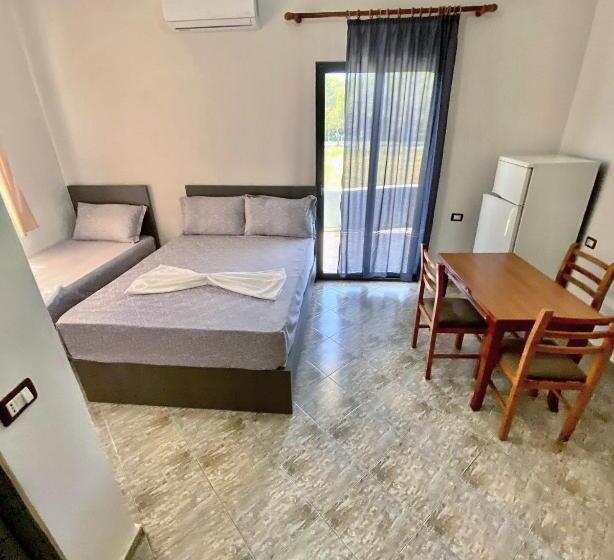 Habitació Triple Estàndard amb Balcó, Grey Villa