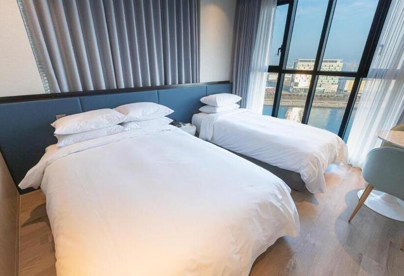Трехместный Номер Deluxe Вид на Море, Citadines Connect Hari Busan