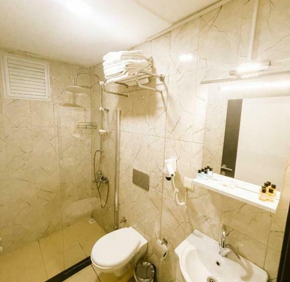 高级三人间, Hann Otel