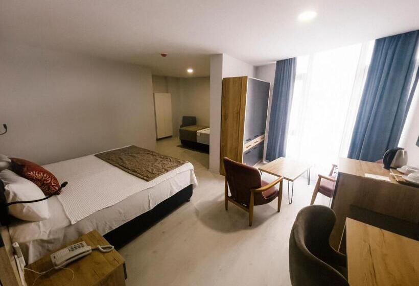 高级三人间, Hann Otel