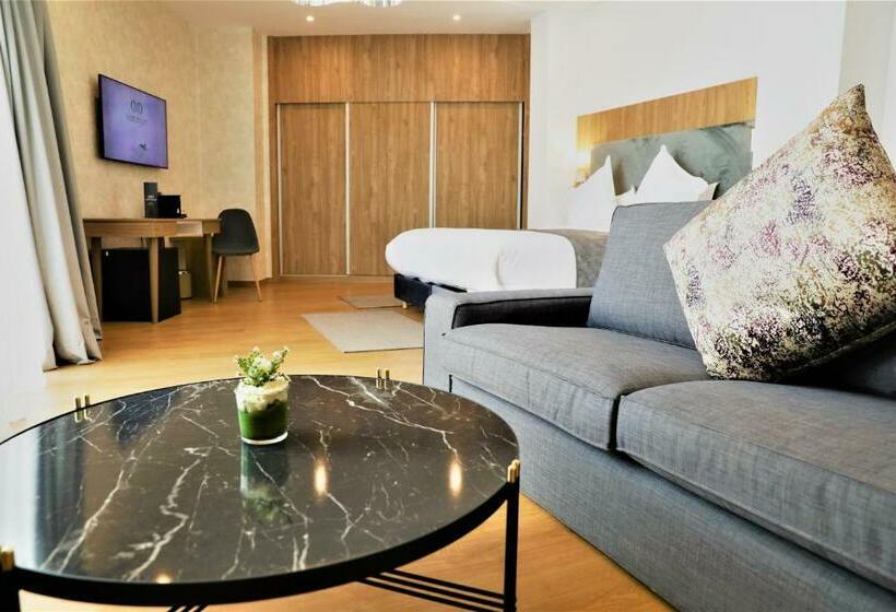 주니어 스위트, Dominium