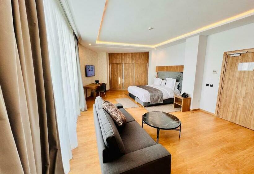 주니어 스위트, Dominium