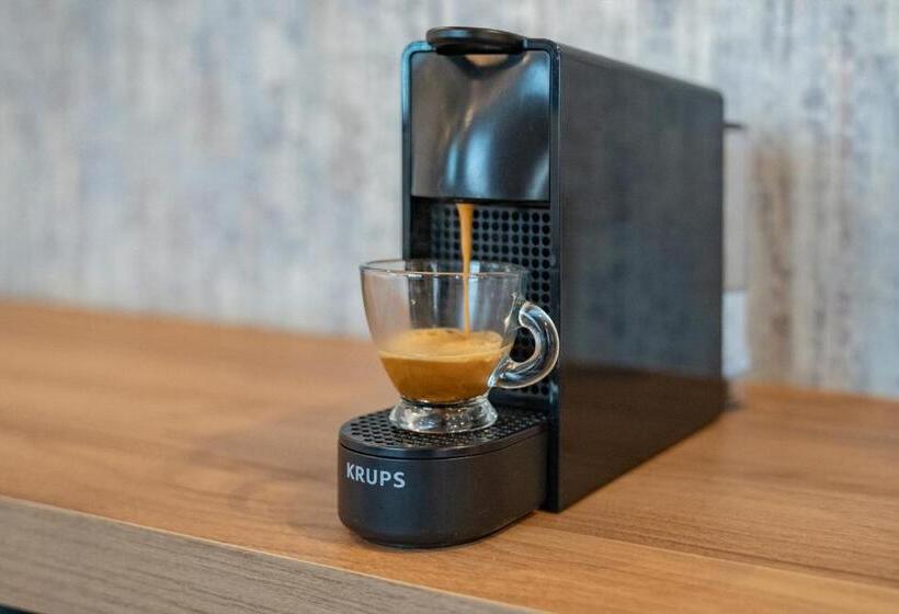 주니어 스위트, Dominium