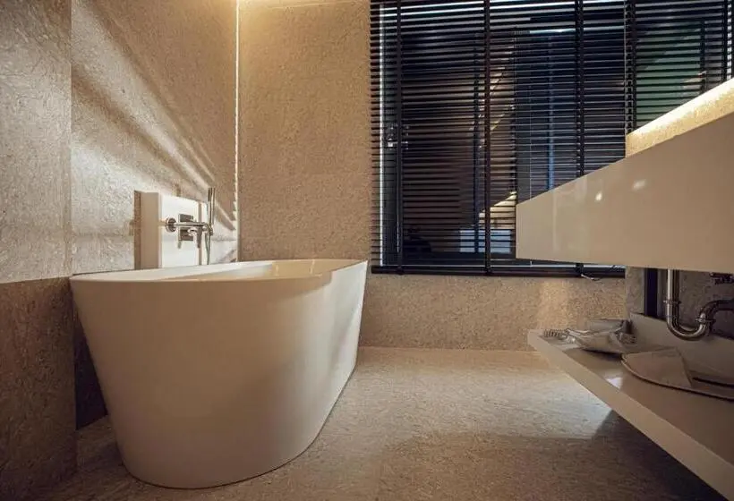オーシャンビューのデラックストリプルルーム, Mazarine Hotel, Vlorë, Albania