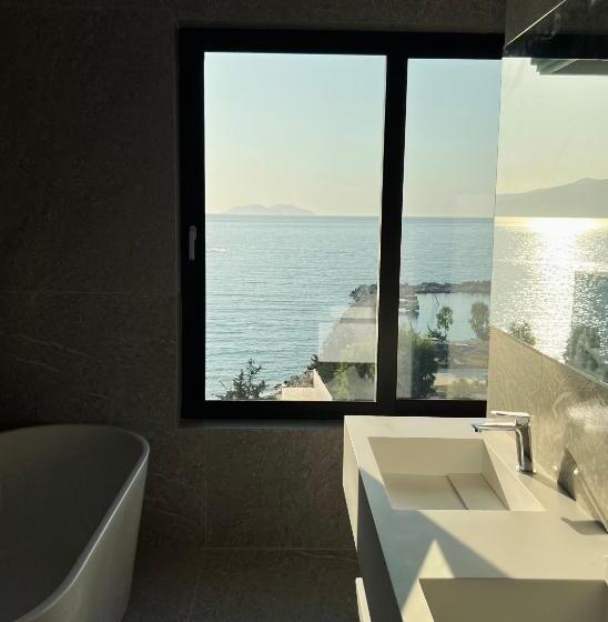 חדר סופריור לשלושה עם נוף לים, Mazarine Hotel, Vlorë, Albania