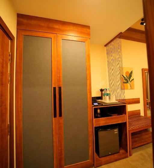 חדר סטנדרט עם מיטת קינג, Voco Jim Corbett, An Ihg