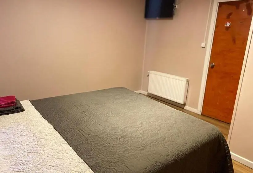 اتاق استاندارد با سرویس بهداشتی مشترک, World S End Hostal
