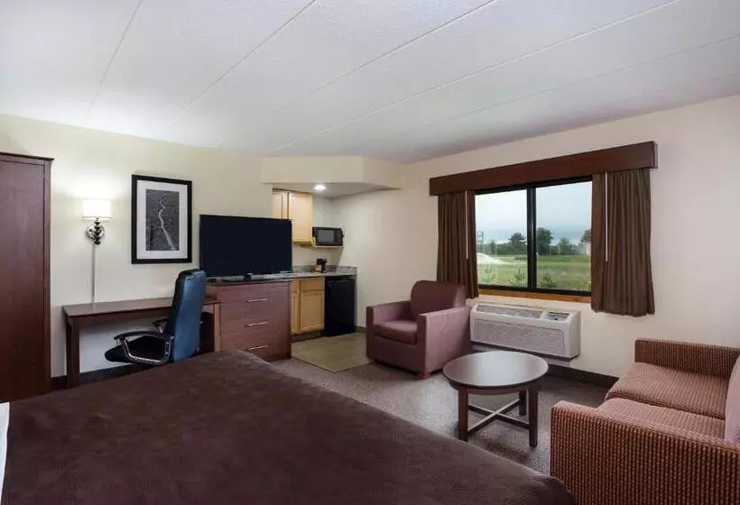 キングサイズベッドのデラックスルーム, Americinn By Wyndham Tomah