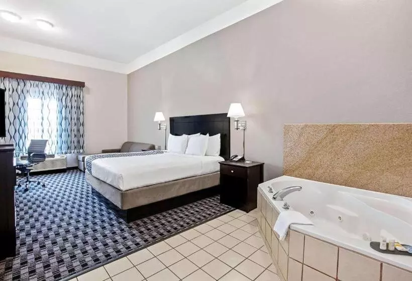キングサイズベッドのデラックスルーム, La Quinta By Wyndham Deer Park