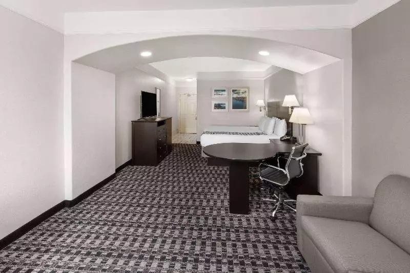 キングサイズベッドのデラックスルーム, La Quinta By Wyndham Deer Park