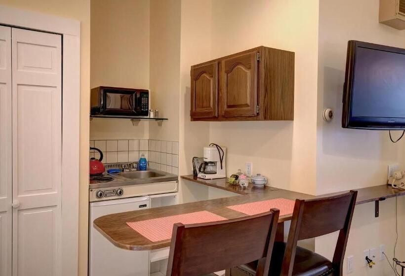 デラックススイート, Mira Monte Inn & Suites