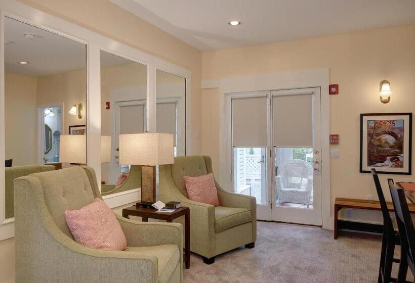 デラックススイート, Mira Monte Inn & Suites