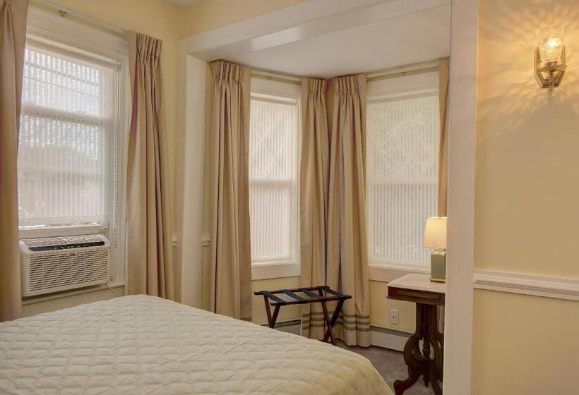 デラックススイート, Mira Monte Inn & Suites