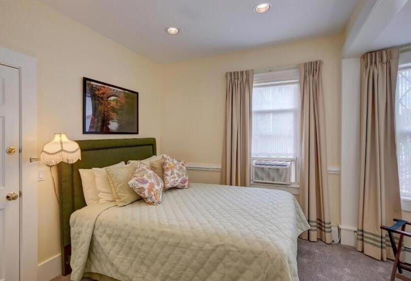 デラックススイート, Mira Monte Inn & Suites