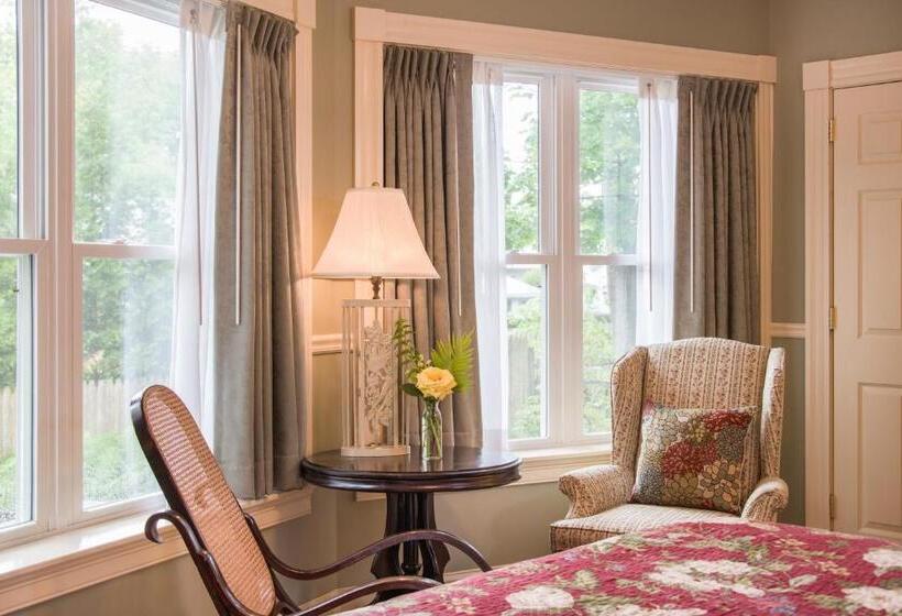 デラックススイート, Mira Monte Inn & Suites