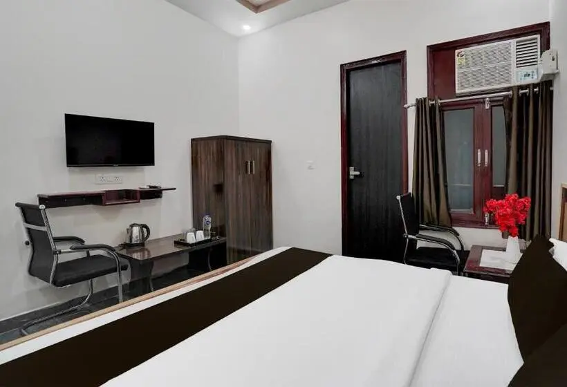 Classic Kolmen Hengen Huone, Super Hotel O Govind Nagar Near Krishan Janm Bhoomi Formerly Nidhivan Dham