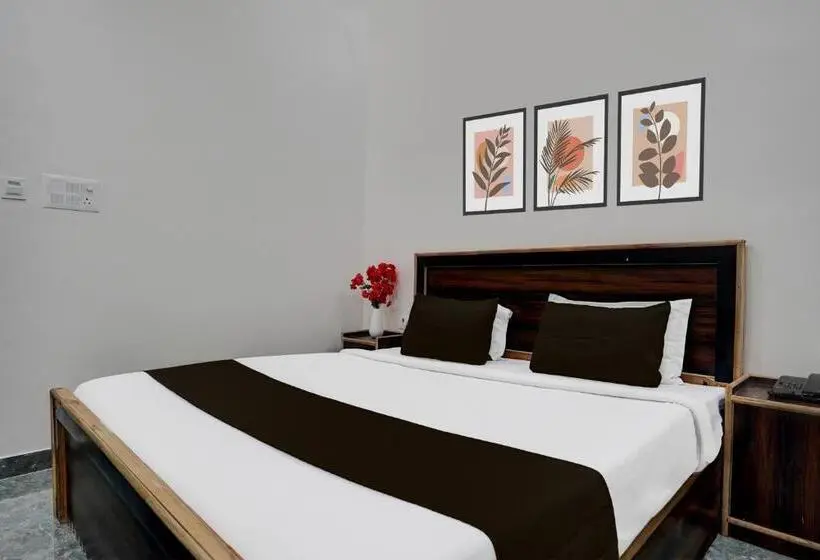 Classic Kolmen Hengen Huone, Super Hotel O Govind Nagar Near Krishan Janm Bhoomi Formerly Nidhivan Dham