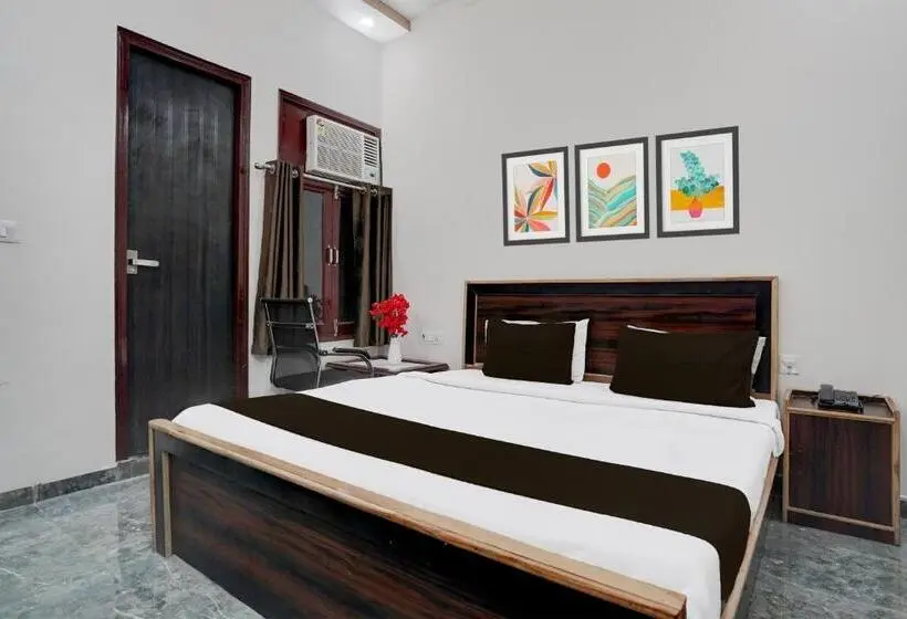 Classic Kolmen Hengen Huone, Super Hotel O Govind Nagar Near Krishan Janm Bhoomi Formerly Nidhivan Dham