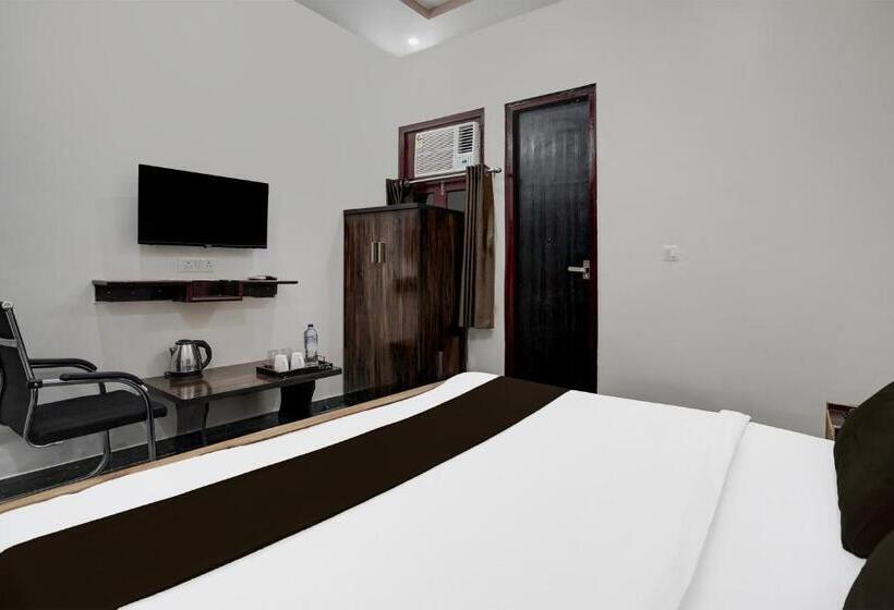 Трехместный Номер Классика, Super Hotel O Govind Nagar Near Krishan Janm Bhoomi Formerly Nidhivan Dham
