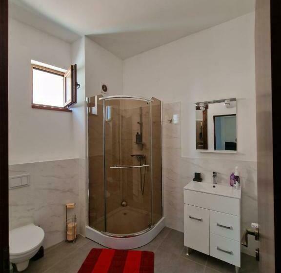 شقة غرفة واحدة, Cristian