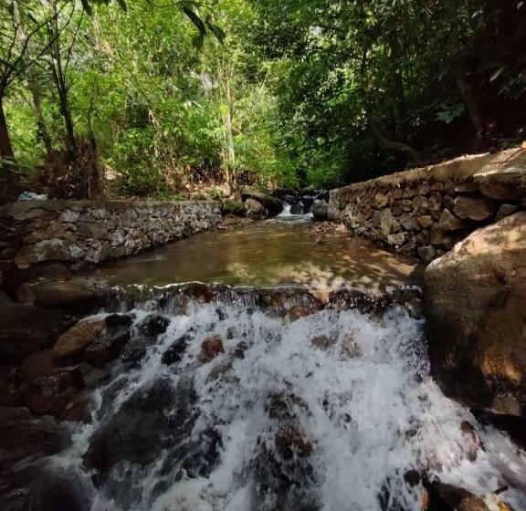 חדר משפחתי נוף להרים, Forest And River Edge Resort