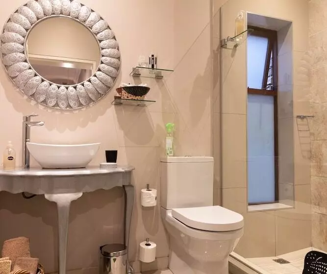اتاق لوکس با تخت بزرگ, Earthbound Guest House