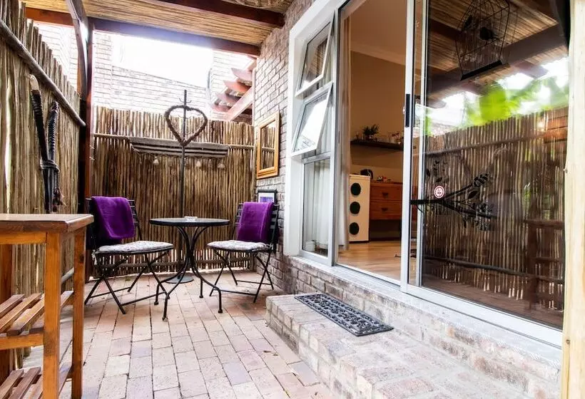 اتاق لوکس با تخت بزرگ, Earthbound Guest House
