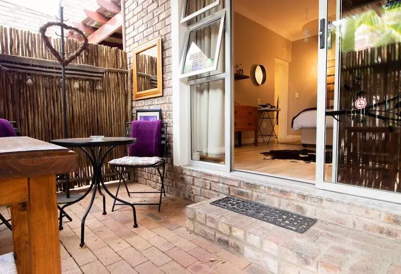 اتاق لوکس با تخت بزرگ, Earthbound Guest House