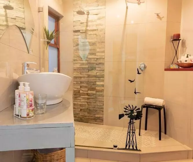 اتاق لوکس, Earthbound Guest House