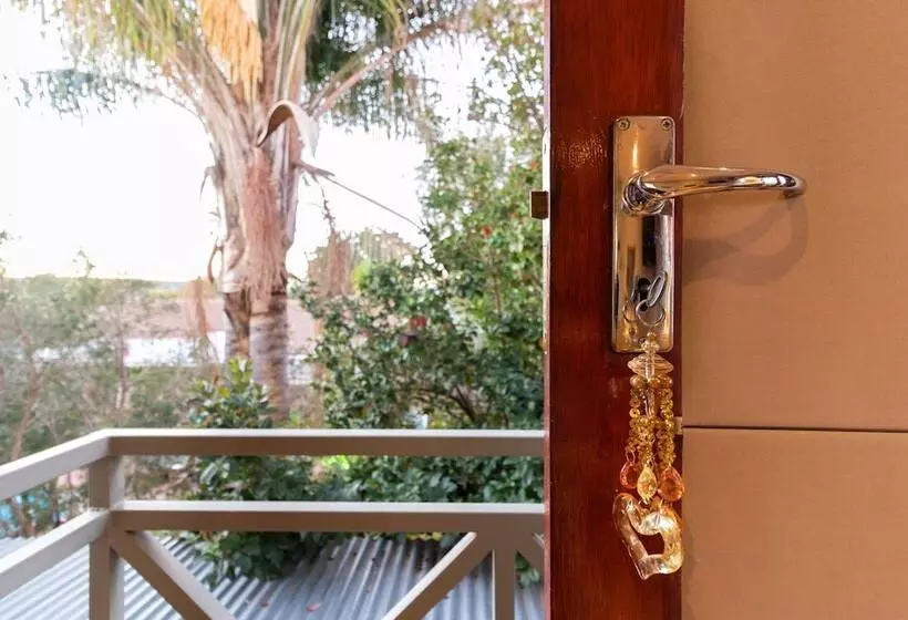 اتاق لوکس, Earthbound Guest House