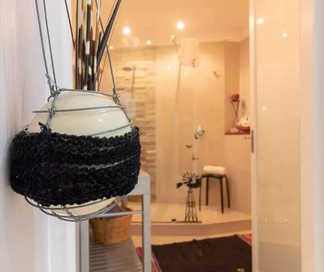 اتاق لوکس, Earthbound Guest House