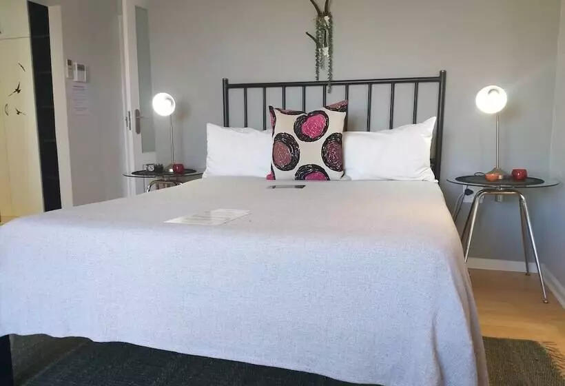 اتاق لوکس, Earthbound Guest House