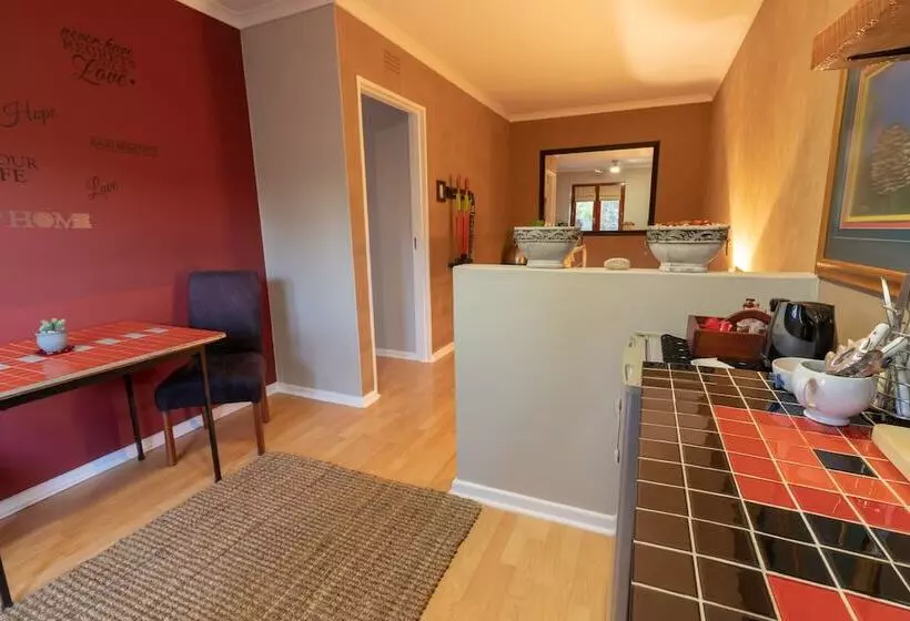 اتاق لوکس, Earthbound Guest House