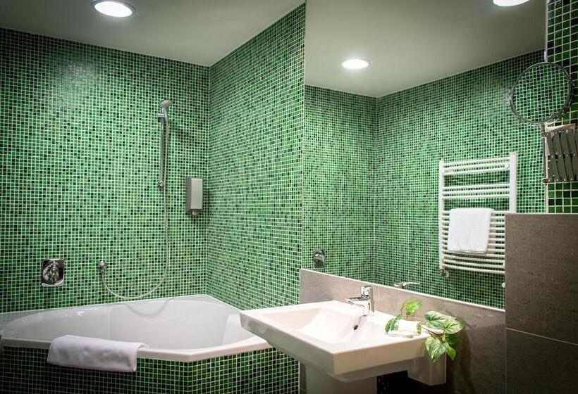 جناح مزوَّد بشرفة, Bodrogi Kúria Wellness