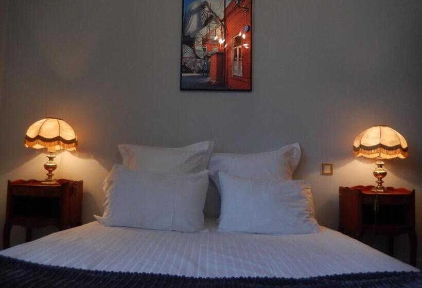 חדר בסיסי, Château De La Menaudière