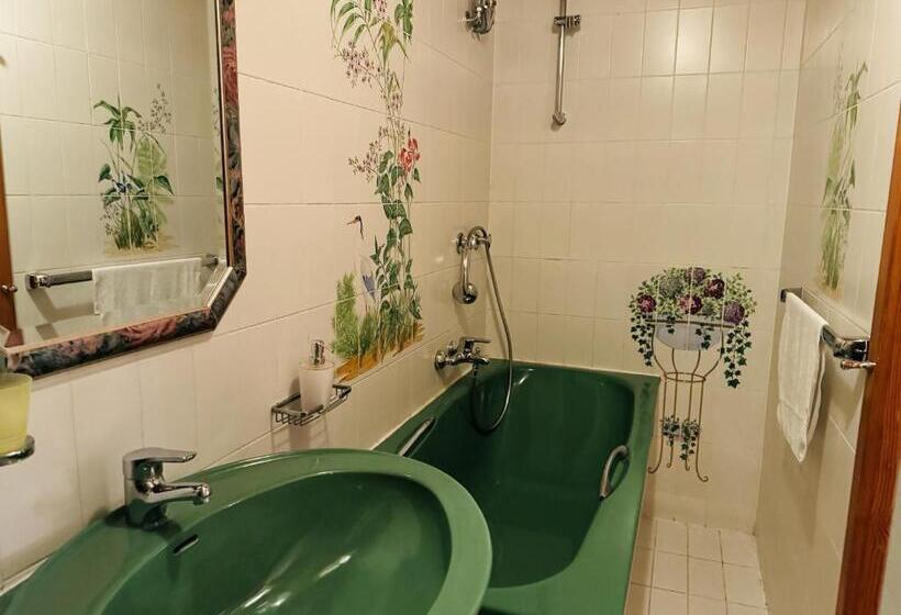 اتاق کلاسیک سه تخته, Nest