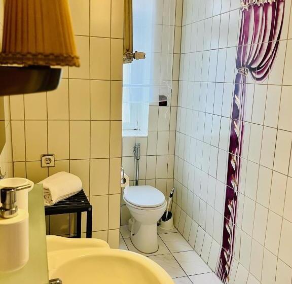 اتاق استاندارد چهارنفره با سرویس بهداشتی مشترک, Nest