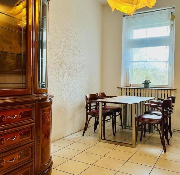 اتاق استاندارد چهارنفره با سرویس بهداشتی مشترک, Nest