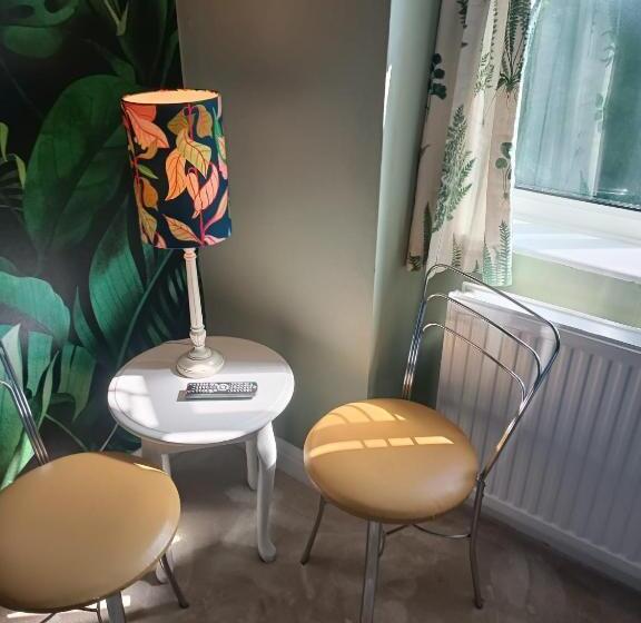 Quarto Basic, The Outlook Scarborough