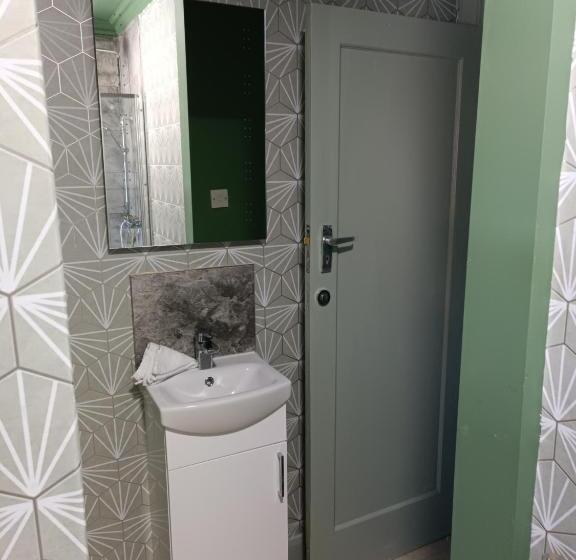 Номер Стандарт, The Outlook Scarborough