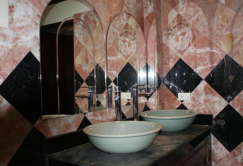 스위트 킹사이즈 침대, Prince Edouard Apartments & Resort Sha Extra Plus