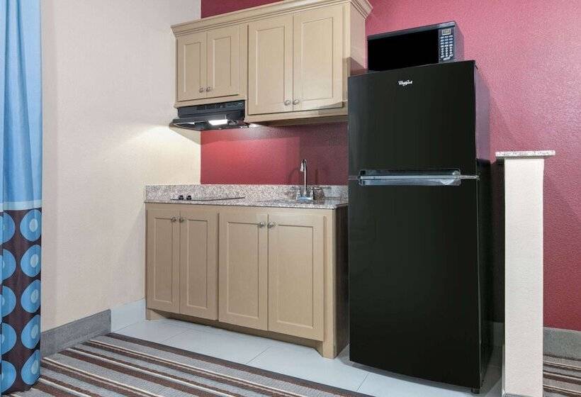 חדר דלוקס מותאם לאנשים עם מוגבלויות, Super 8 By Wyndham Karnes City