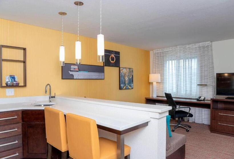 带大床的标准工作室, Residence Inn By Marriott Akron South/green