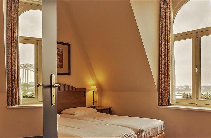 Номер Стандарт Вид на Реку, Courage Nijmegen