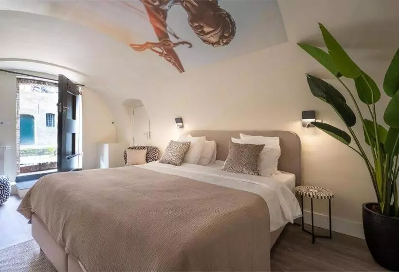 اتاق لوکس با تخت بزرگ, Court Hotel Utrecht City Centre