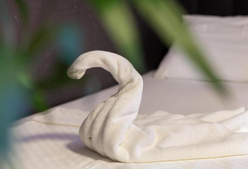 スタンダードトリプルルーム, Gec