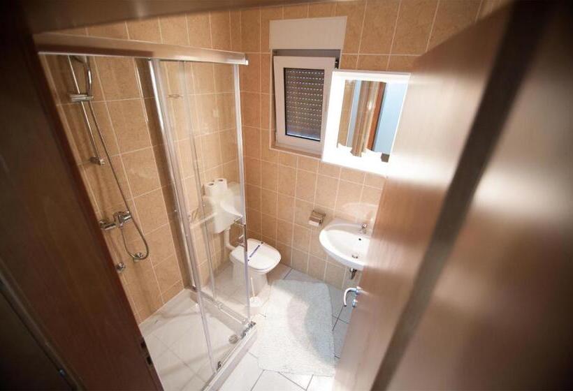 スタンダードトリプルルーム, Gec