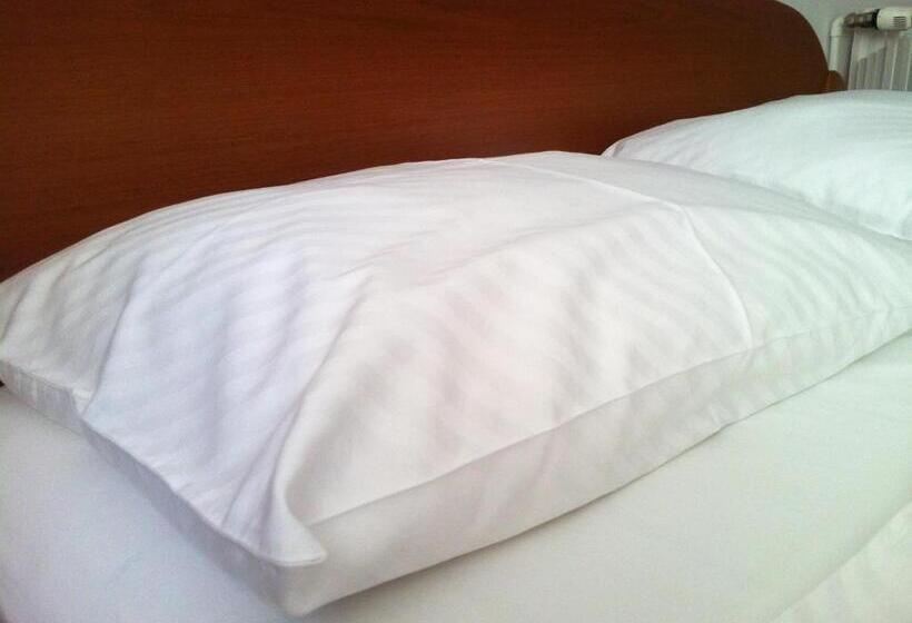 スタンダードトリプルルーム, Gec